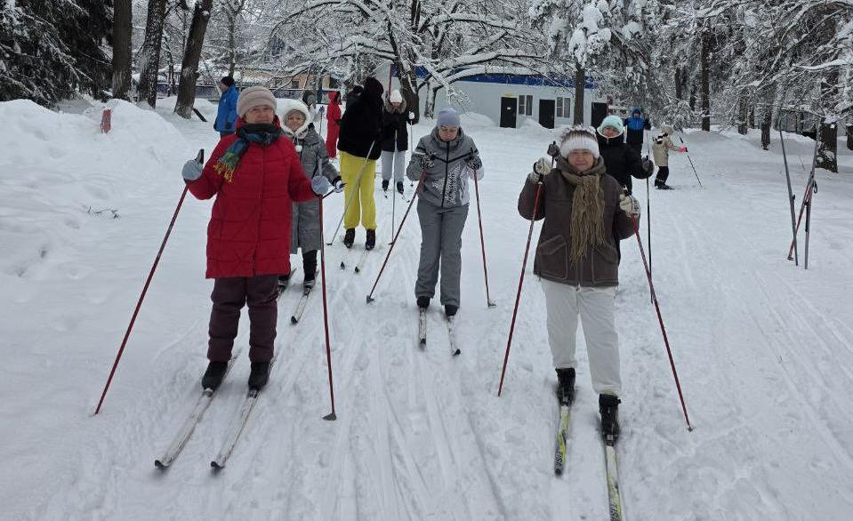 Семьи погибших саратовских бойцов насладились прогулкой на лыжах по зимнему лесу